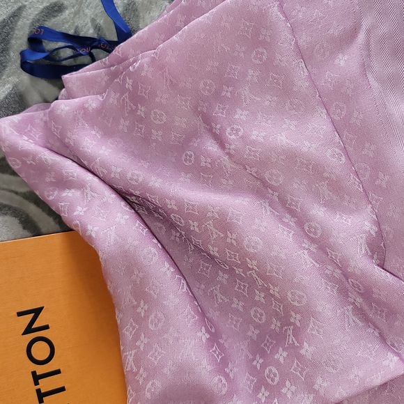 Louis Vuitton Silk 50% Wool 50% 45x92in SHAWL Made In Italy Lilac Monogram Color - Picture 3 of 13